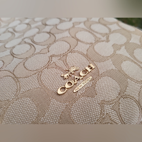 🔥SOLD🔥🆕🌺COACH🌺 Ladies Small Signature Jacquard Canvas Shoulder Bag - Picture 10 of 16